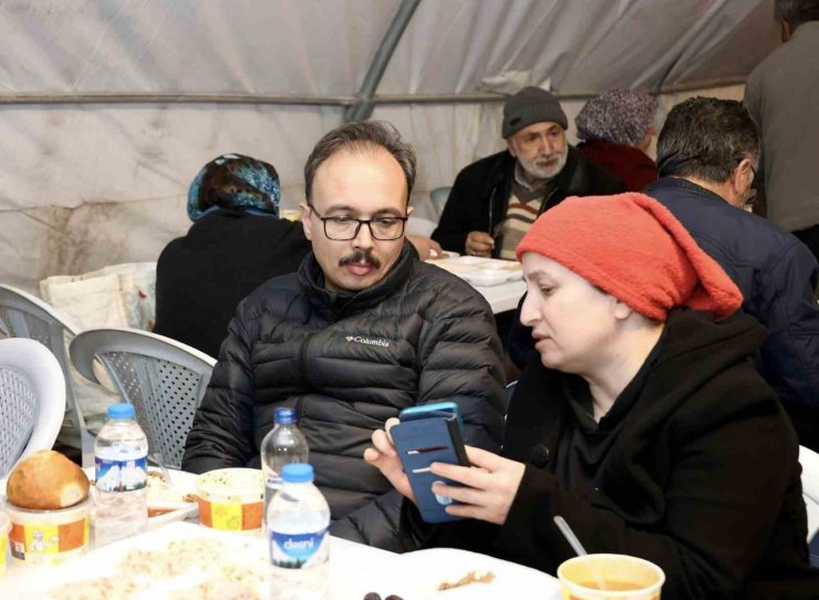Vali Kızılkaya orucunu iftar çadırında depremzede vatandaşlarla açtı