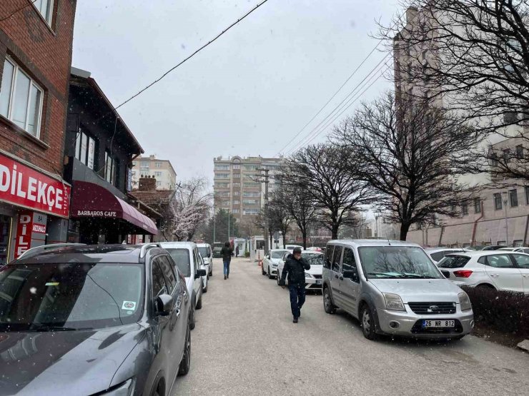 Eskişehir’de aniden bastıran kar yağışı etkili oldu