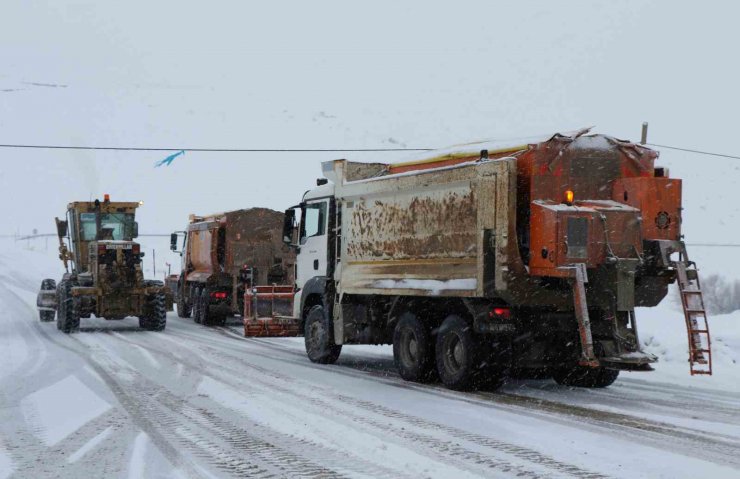 Bayburt ve Erzincan’ın yüksek kesimlerinde kar yağışı etkisi artırdı