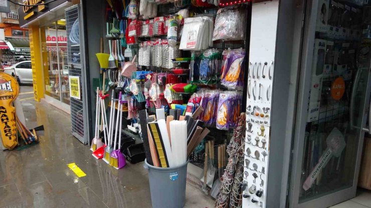 Pendik’te çifte merdiven hırsızlığı kamerada