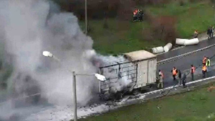 TEM Otoyolu’nda lastiği patlayan tır alev aldı