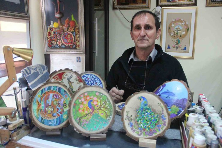 Doğadaki atık kütükleri işleyerek sanat eserine dönüştürüyor