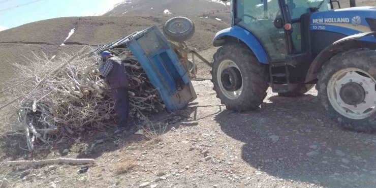 Gevaş’ta şiddetli fırtına hayatı olumsuz etkiledi