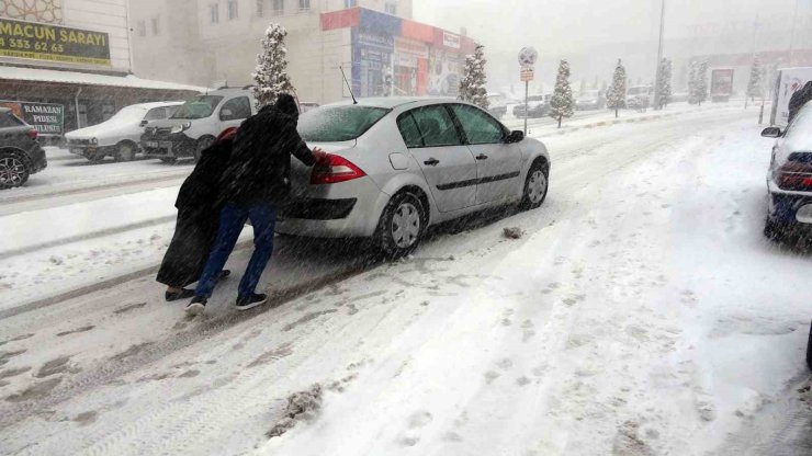 Yozgat’ta yoğun kar yağışı sürücülere zor anlar yaşattı