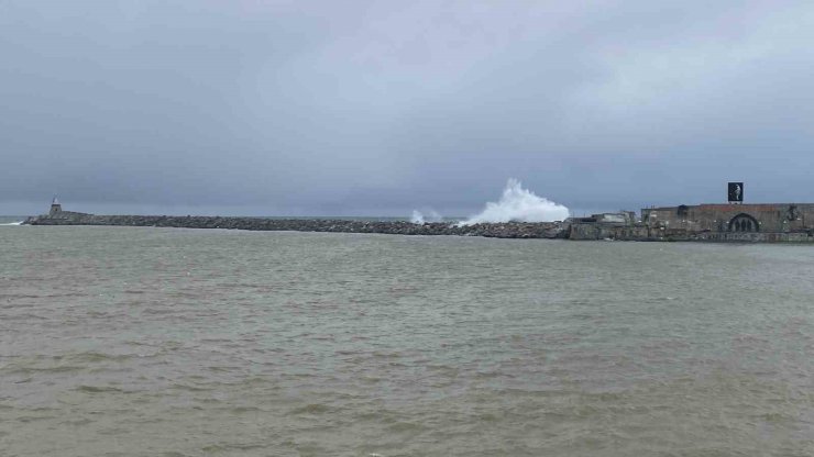 Dalgalar mendirekleri aştı