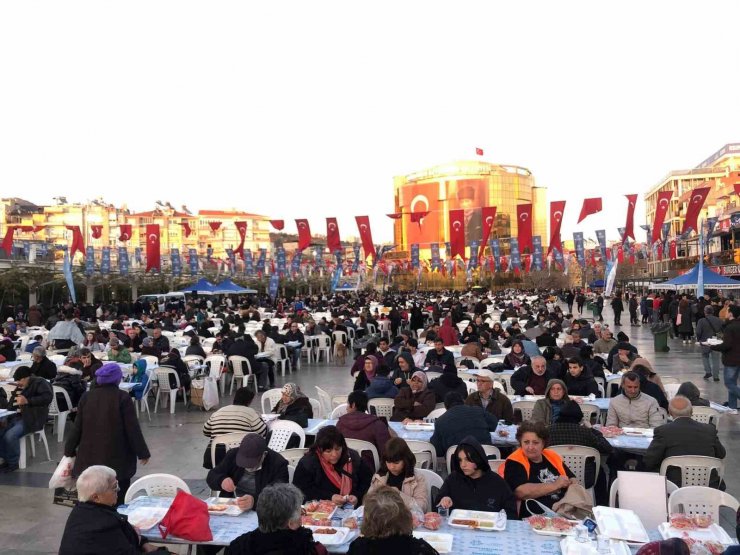 Aydın Büyükşehir, vatandaşları iftar sofralarında buluşturuyor