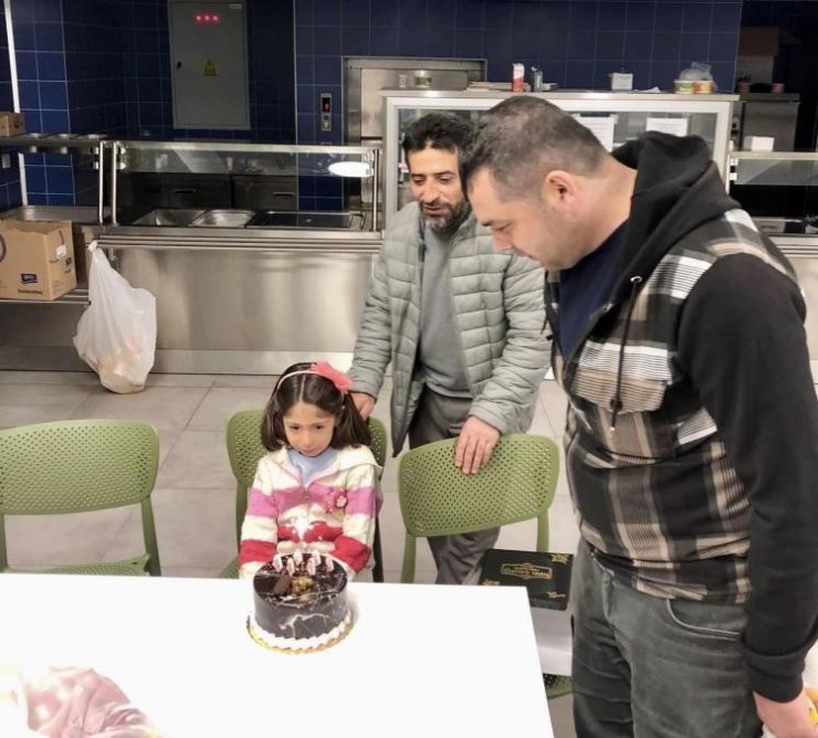 Depremzede minik Arzu’ya doğum günü sürpriz