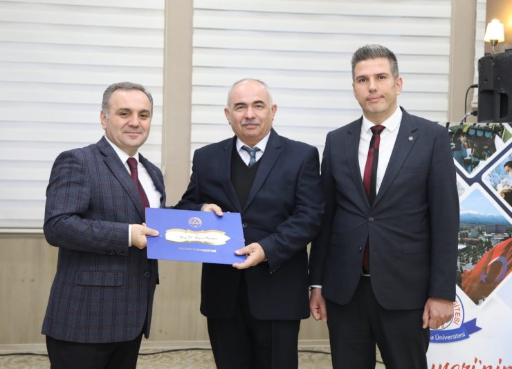 Rektör Altun, 2022 yılında projeleri kabul edilen ve patent alan akademisyenlere teşekkür etti