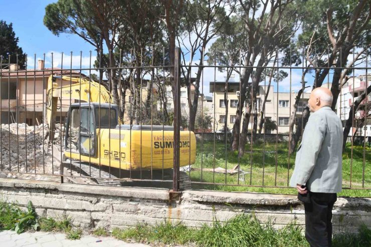 Söke’de 20 yıl çalıştığı kurumun binasının yıkımını hüzünle izledi