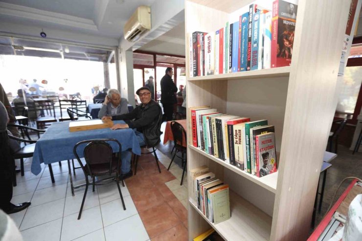 Selçuk’ta, kahvehanelere kitap köşesi