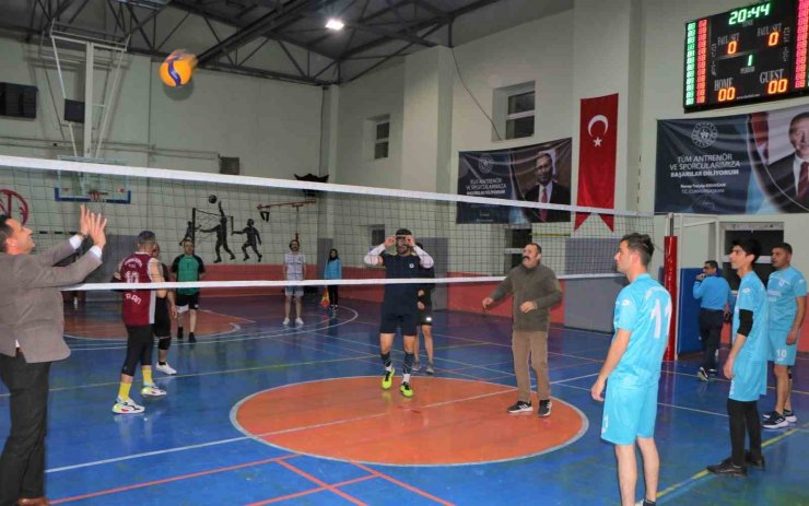 Siirt’te kurumlar arası voleybol turnuvası başladı