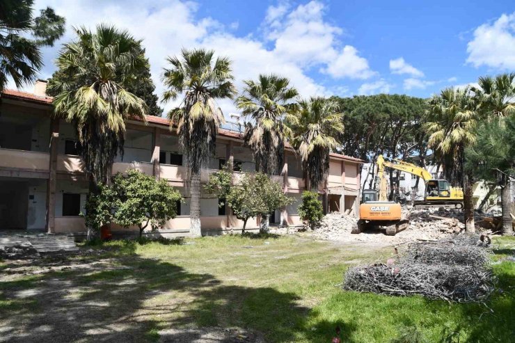 Söke’de yıllarca hizmet veren bina yıkılıyor