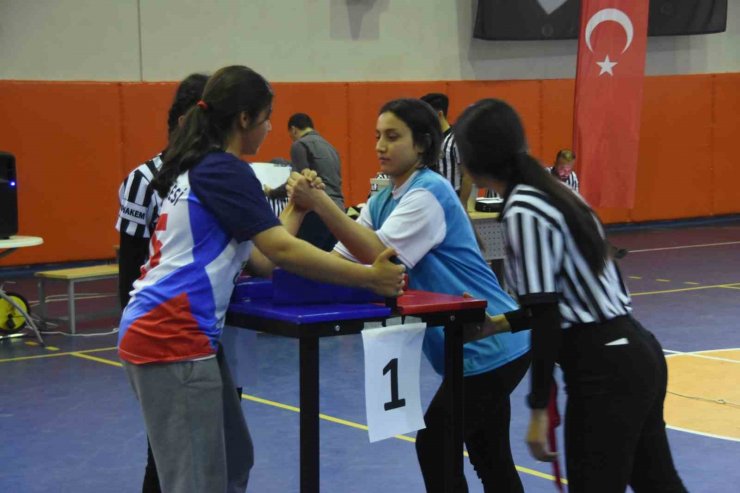 Bitlis’te bilek güreşi bölge yarışmaları yapıldı