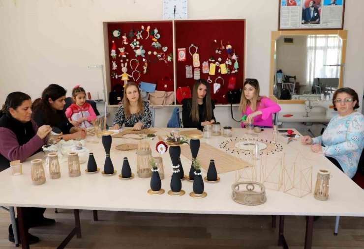 Depremzede kadınlar, ürettikleri ürünleri satışa çıkarıyor