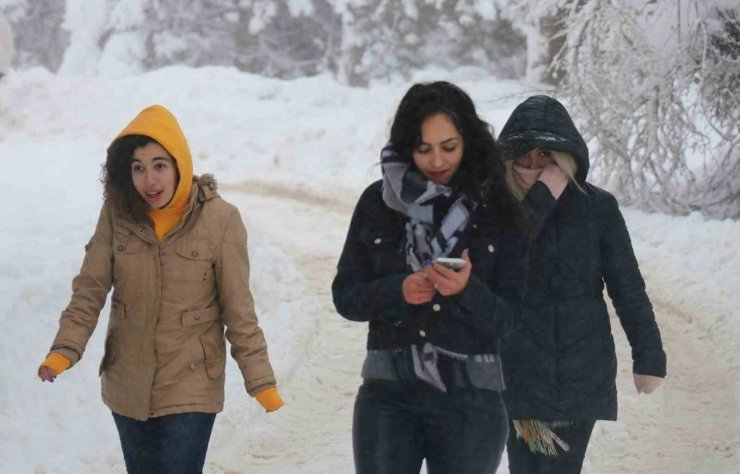 Dolaplara kaldırılan kışlıklar yeniden çıkartıldı