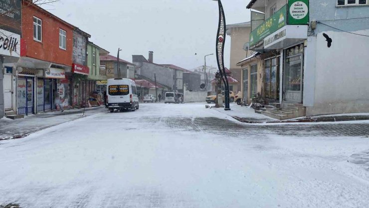 Karlıova ve Genç’te kar yağışı