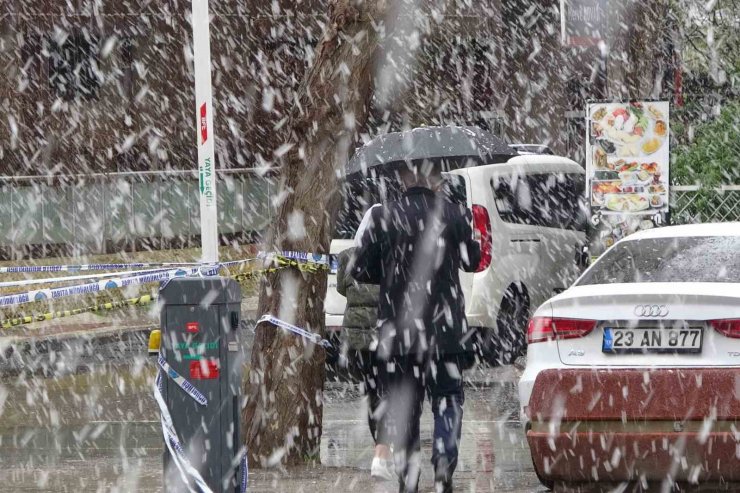 Mart kapıdan baktırdı, vatandaş kışlık elbiseleri tekrar indirdi