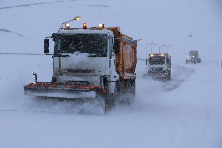 Erzincan’da kar ve tipiden kapanan 135 köy yolundan 109’u ulaşıma açıldı