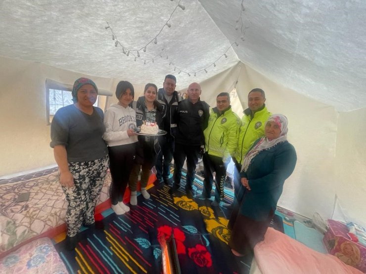 Depremzede Münevver’e, polisten doğum günü sürprizi