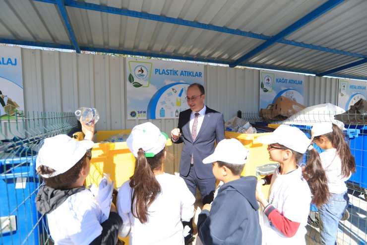 Başkan Örki çocuklara geri dönüşümü anlattı