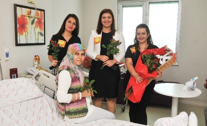 Hasta Hakları Günü’nü çiçek vererek kutladılar