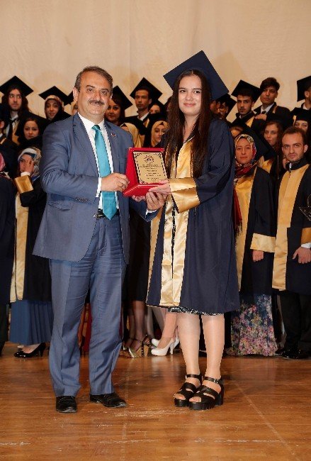 ERÜ Halil Bayraktar Sağlık Hizmetleri MYO’nda Mezuniyet Coşkusu