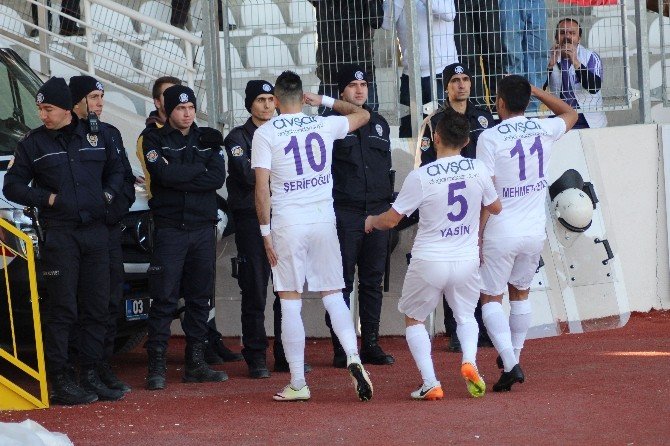 Futbolcu gol sevincini polis memurlarına selam durup, sarılarak gösterdi