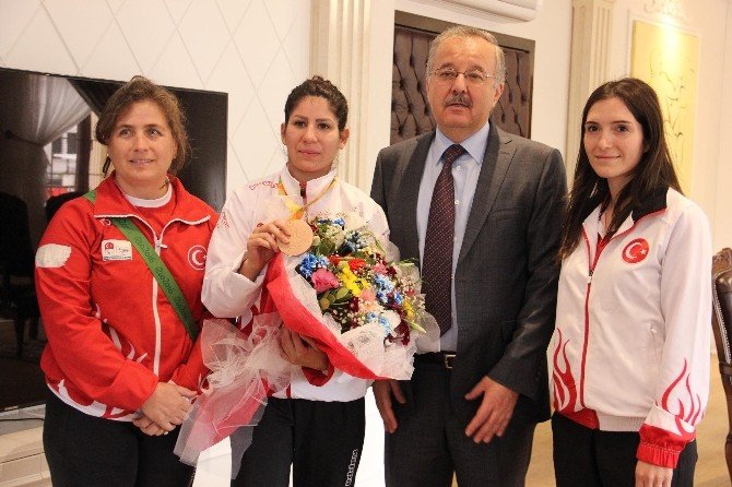 Türkiye’nin ilk Paralimpik gururuna Vali Özdemir’den çeyrek altın