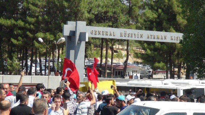 5. Zırhlı Tugay Komutanlığı girişi kapatıldı