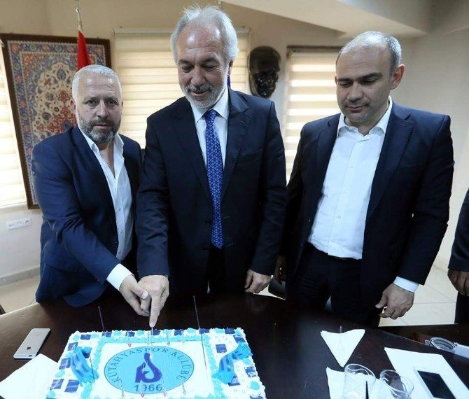 Başkan Saraçoğlu, Kütahyaspor’un 50. Yıl Pastasını Ramazan Yıldırım’la Birlikte Kesti