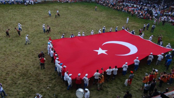 Kırkpınar’da dev Türk bayrağı