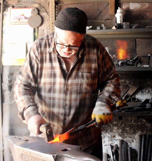 70’lik Demir Ustası 300 Derece Ateşin Başında Demir Dövüyor