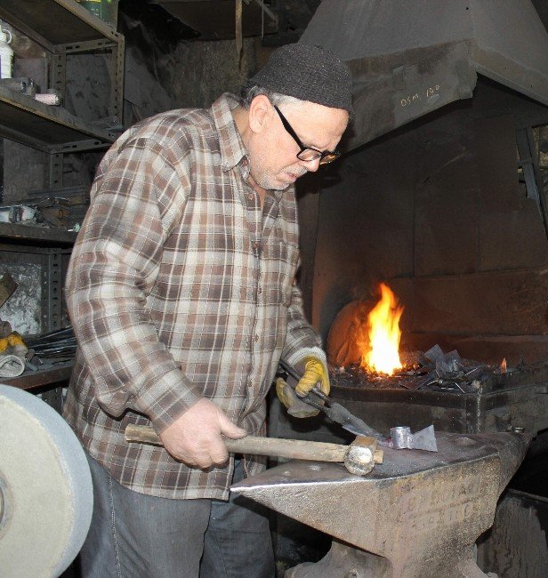 70’lik Demir Ustası 300 Derece Ateşin Başında Demir Dövüyor