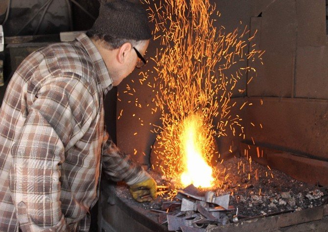 70’lik Demir Ustası 300 Derece Ateşin Başında Demir Dövüyor