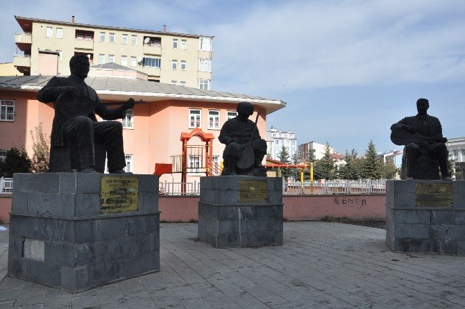 Aşık Şeref Taşlıova’nın sazını yine kırdılar