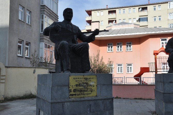 Aşık Şeref Taşlıova’nın sazını yine kırdılar