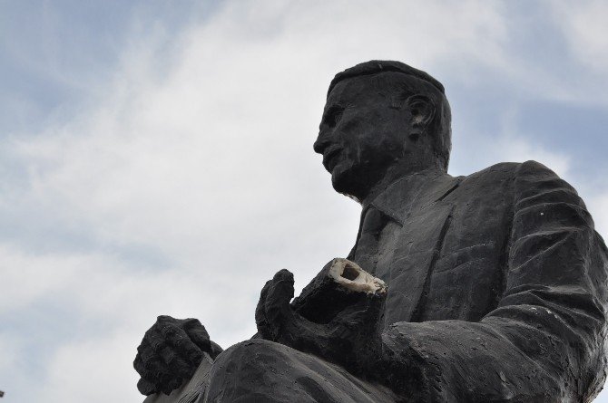 Aşık Şeref Taşlıova’nın sazını yine kırdılar