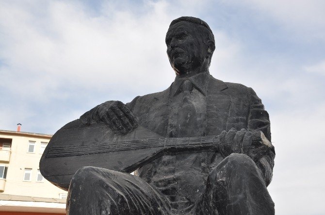 Aşık Şeref Taşlıova’nın sazını yine kırdılar