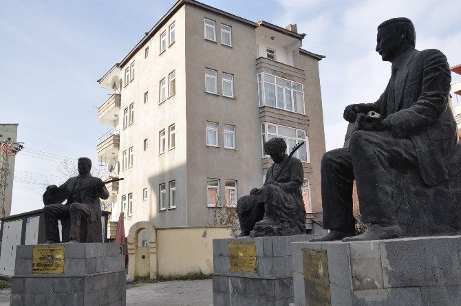 Aşık Şeref Taşlıova’nın sazını yine kırdılar