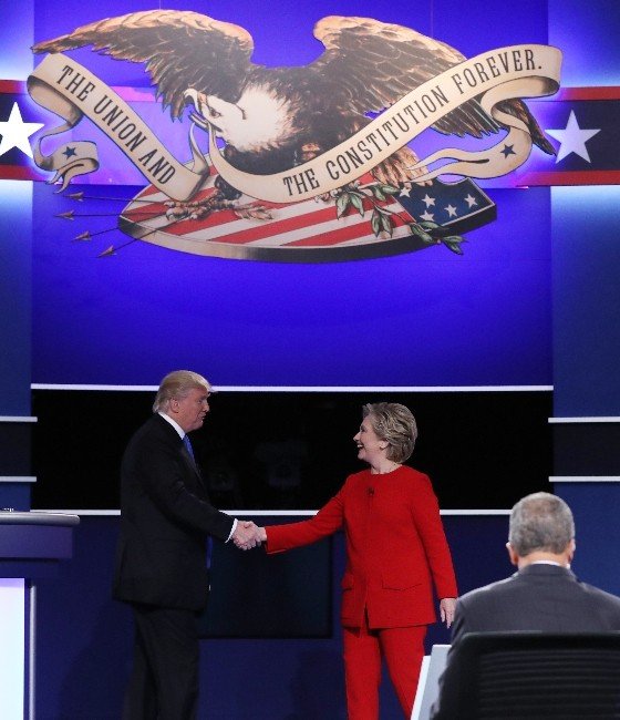 Clinton ve Trump, televizyon düellosunda kozlarını paylaştı
