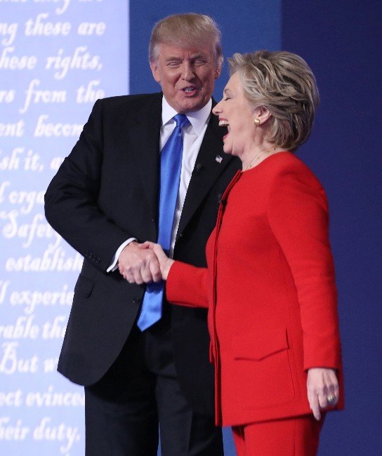 Clinton ve Trump, televizyon düellosunda kozlarını paylaştı