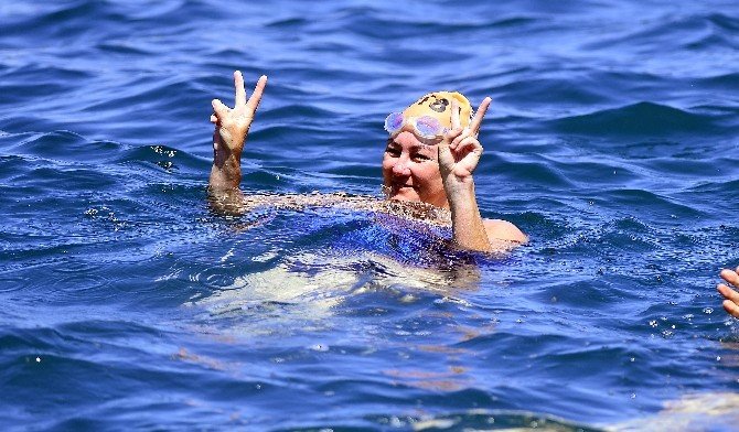 Shelly Taylor Smith, Boğaziçi Kıtalararası Yüzme Yarışı öncesi boğazda yüzdü