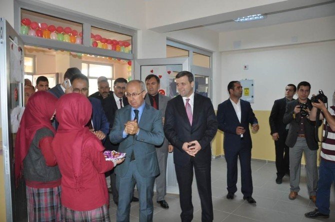Ahmet Yesevi İmam Hatip Ortaokulu Törenle Açıldı