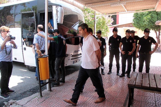 Adana’da gözaltına alınan 17 polis adliyeye sevk edildi