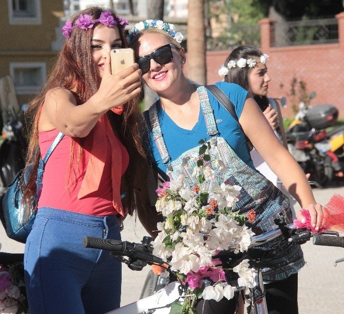 Otomobilsiz Kentler Günü’nde "Süslü kadınlar yollarda"