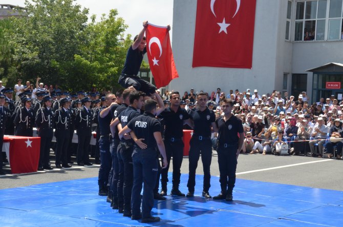 polis okulunda mezuniyet sevinci