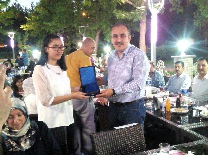 Başarılı Öğrenciler Ödüllendirildi