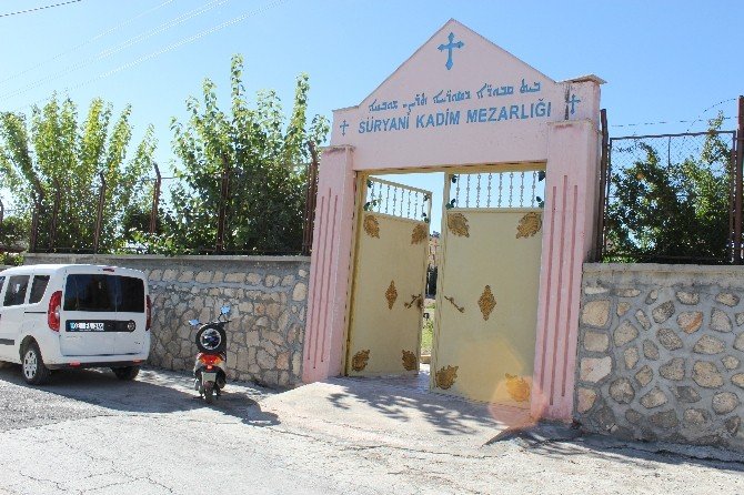 Süryani Kadim Mezarlığına zarar verildi