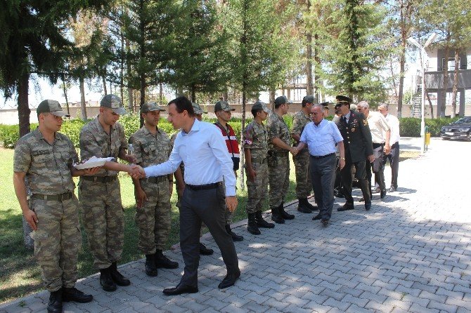 Samsat Kaymakamı Atak şehit aileleri ile bayramlaştı