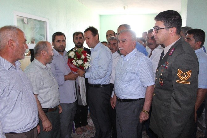 Samsat Kaymakamı Atak şehit aileleri ile bayramlaştı